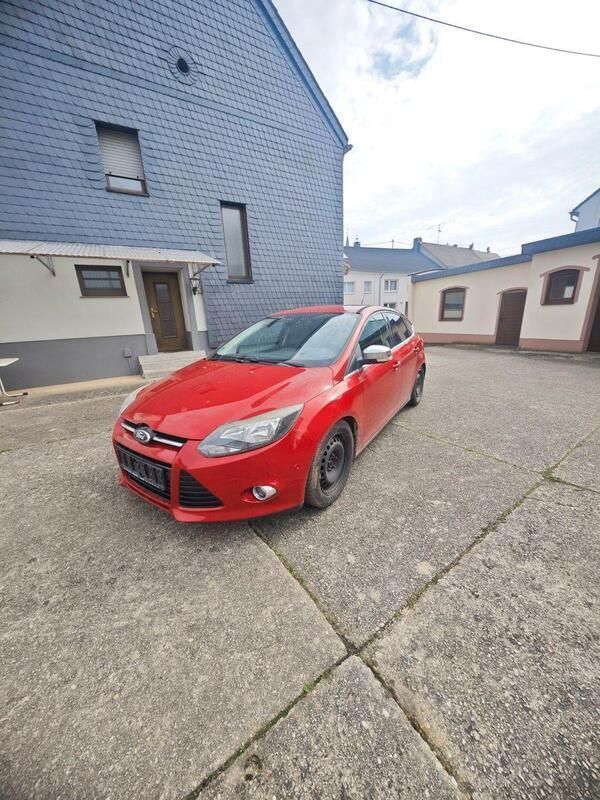 Rot Gebraucht 2011 Ford Focus Titanium Limousine | 4.200 € (Guter Preis) - Bild 1/4