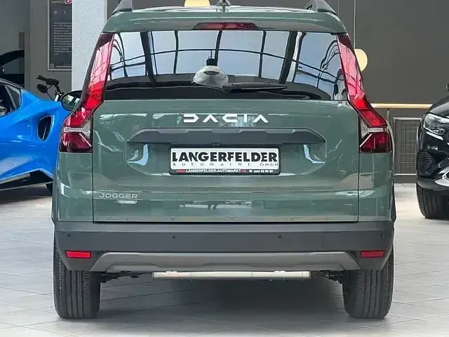 Neu Dacia Jogger Expression 141 PS (103 kW) 2025 Grün Van / Kleinbus