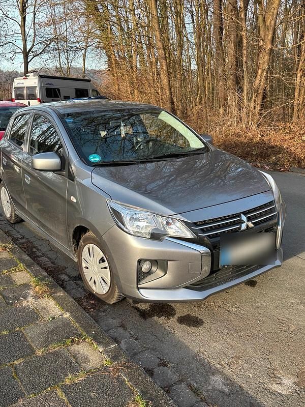 Grau Gebraucht 2020 Mitsubishi Space Star Intro Edition Kleinwagen | 7.900 € (Etwas zu teuer) - Bild 1/4