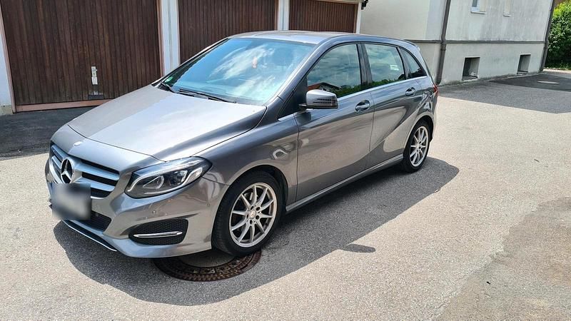 Grau Gebraucht 2015 Mercedes B220 Van / Kleinbus | 12.300 € (Fairer Preis) - Bild 1/4