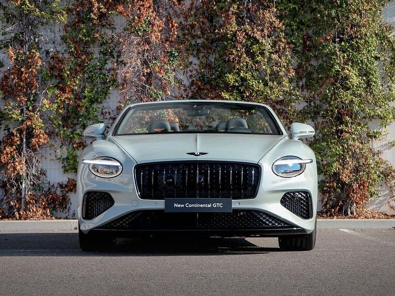 Neu Bentley Continental 683 PS (502 kW) 2025 Grau Limousine