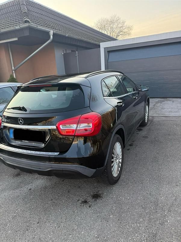 Gebraucht Mercedes GLA180 109 PS (80 kW) 2017 Schwarz SUV