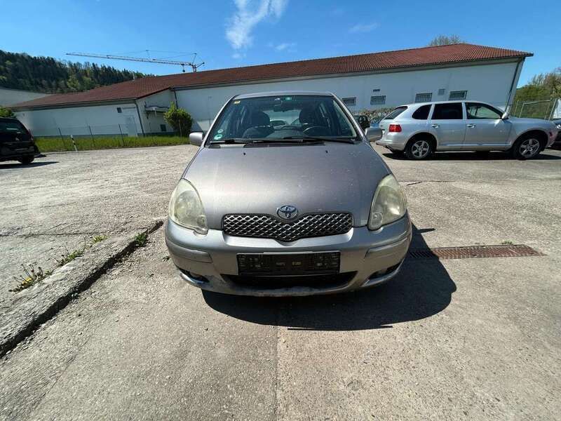 Grey metallic Gebraucht 2004 Toyota Yaris Kleinwagen | 1.550 € (Fairer Preis) - Bild 1/4