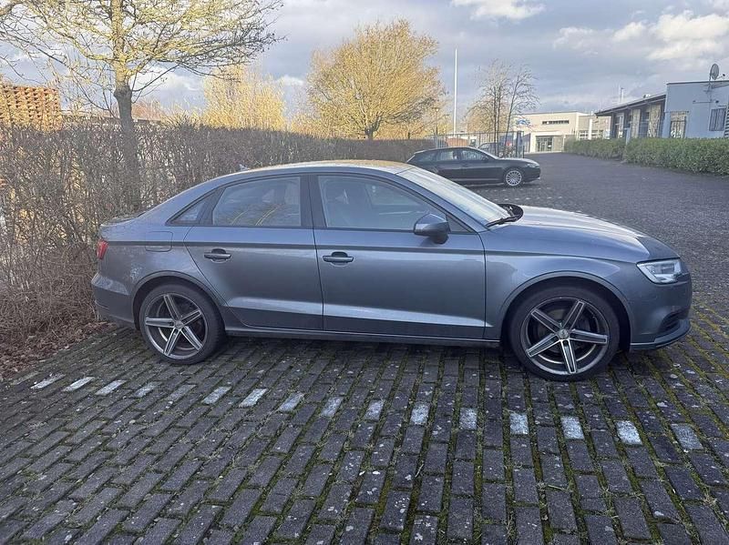 Gebraucht Audi A3 Basis 110 PS (80 kW) 2017 Grau Limousine