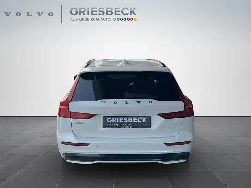 Gebraucht Volvo V60 Plus 455 PS (334 kW) 2022 Crystal white pearl / metallic Kombi