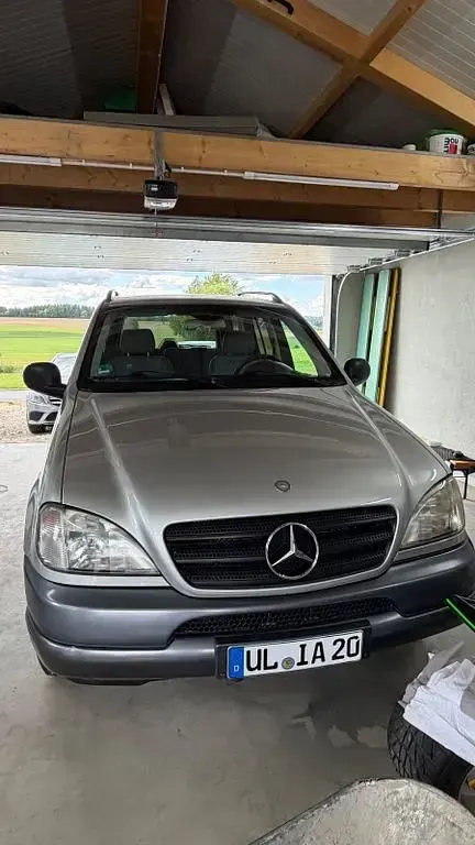Gebraucht Mercedes ML320 218 PS (160 kW) 2000 Silber SUV