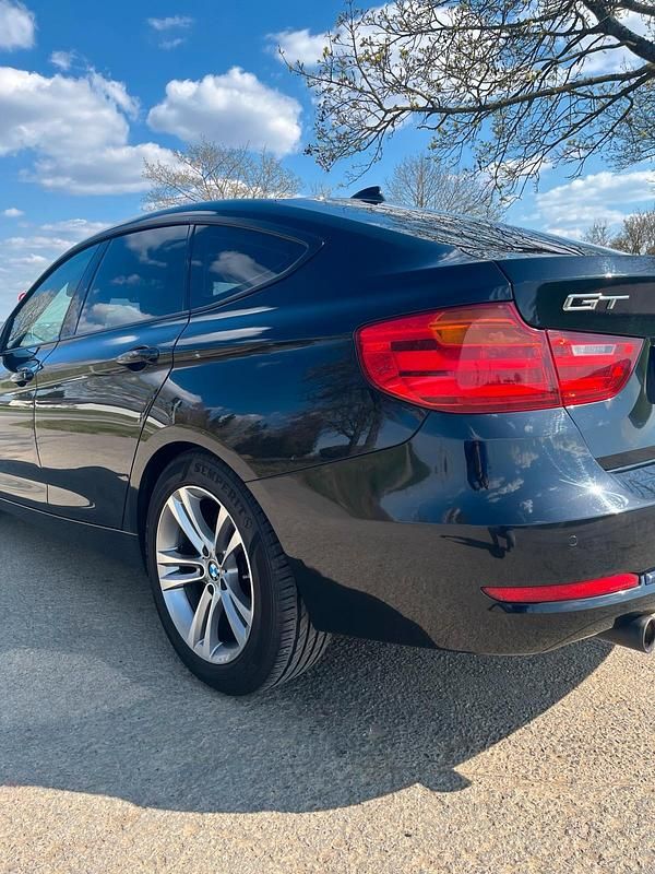 Schwarz Gebraucht 2015 BMW 318 Gran Turismo Sport Line Limousine | 14.798 € (Fairer Preis) - Bild 1/4