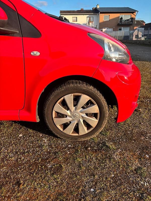Gebraucht Toyota Aygo 68 PS (50 kW) 2013 Rot Kleinwagen