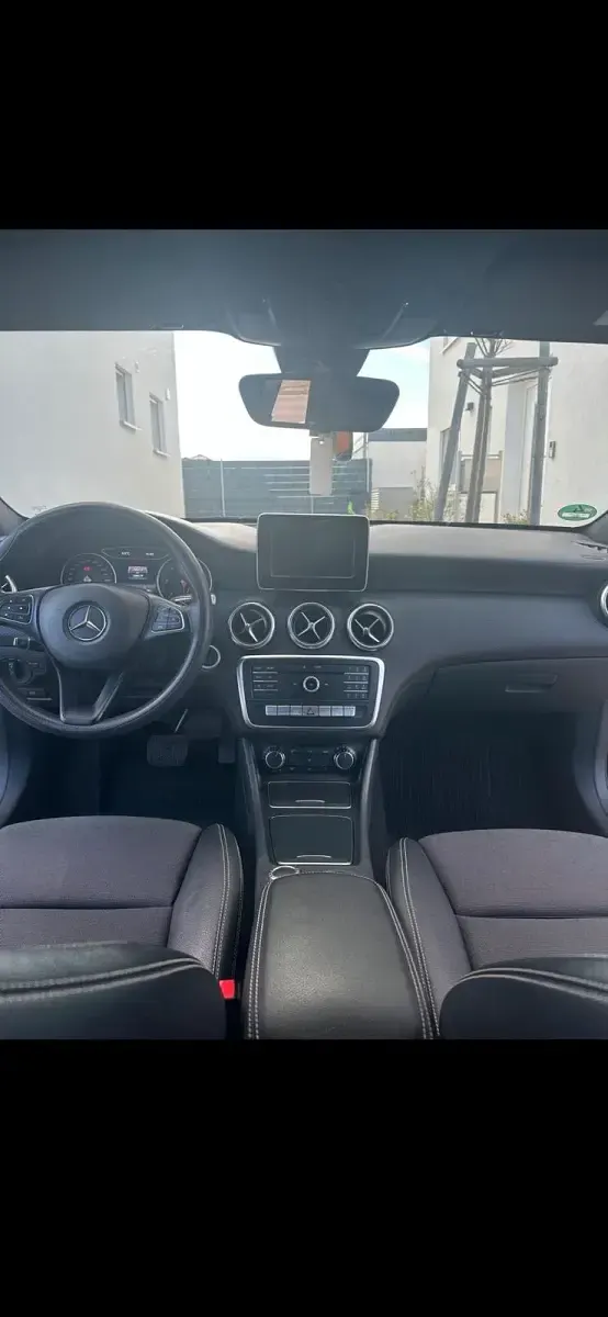 Gebraucht Mercedes A180 109 PS (80 kW) 2015 Schwarz Kleinwagen