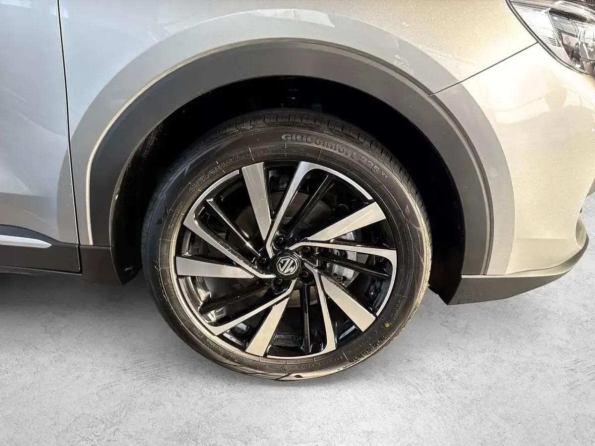 Neu MG ZS Luxury 197 PS (144 kW) 2026 Cosmic silver SUV