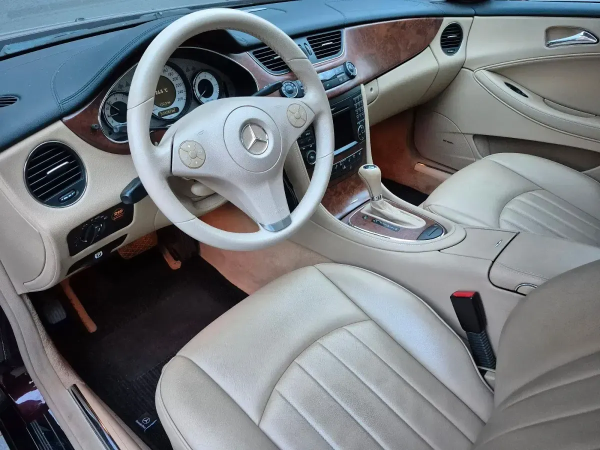 Gebraucht Mercedes CLS280 231 PS (169 kW) 2009 Rot Coupé