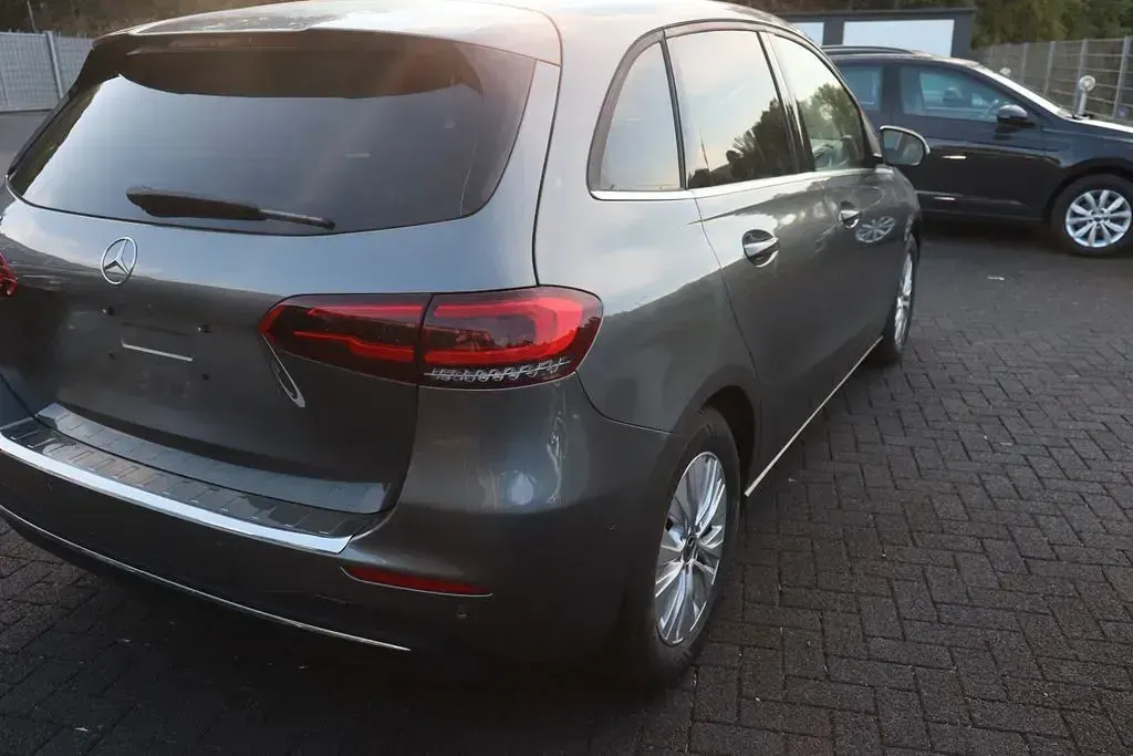 Gebraucht Mercedes B180 136 PS (100 kW) 2019 Grau Kleinwagen