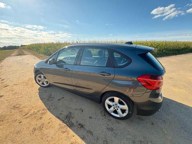 Grau Gebraucht 2015 BMW 218 Active Tourer Advantage Van / Kleinbus | 12.600 € (Guter Preis) - Bild 1/4