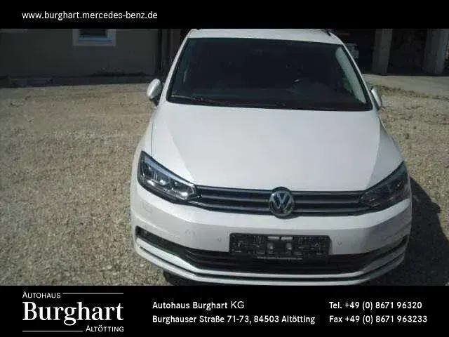 Gebraucht VW Touran Highline 190 PS (139 kW) 2017 Oryxweiß perlmutteffekt Van / Kleinbus