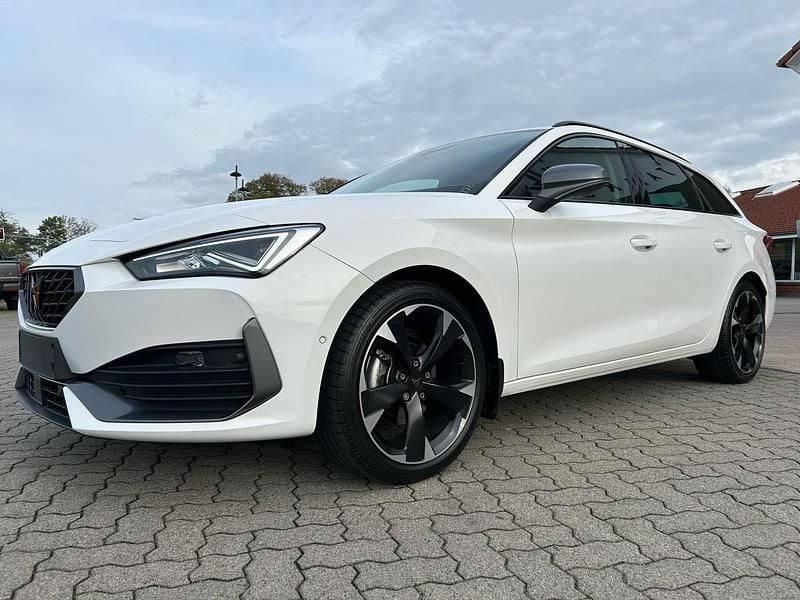 Candy weiß candy weiß Gebraucht 2024 Cupra Leon Kombi | 27.434 € (Etwas zu teuer) - Bild 1/2