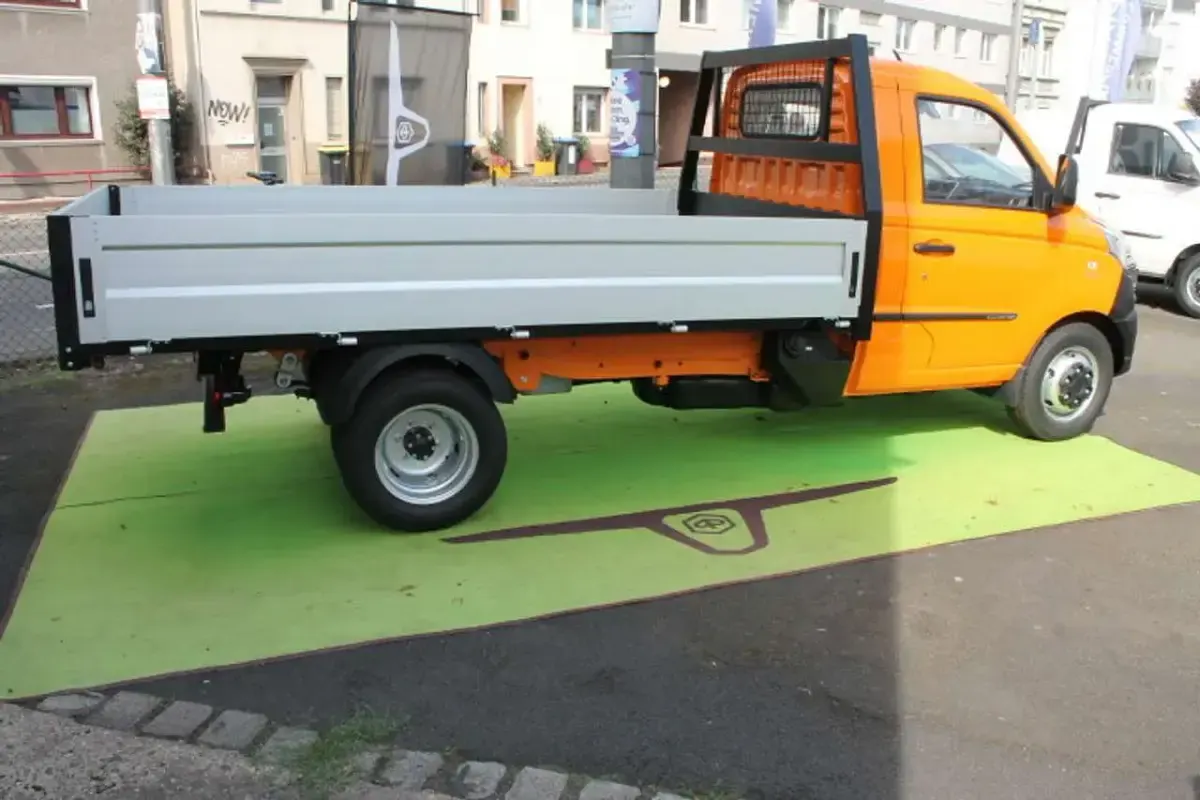 Nowe Piaggio Porter 106 KM (77 kW) 2025 Pomarańczowy SUV