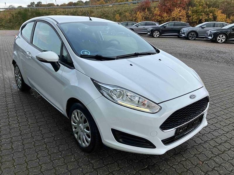 Weiß Gebraucht 2016 Ford Fiesta Titanium Limousine | 3.125 € (Superpreis) - Bild 1/4