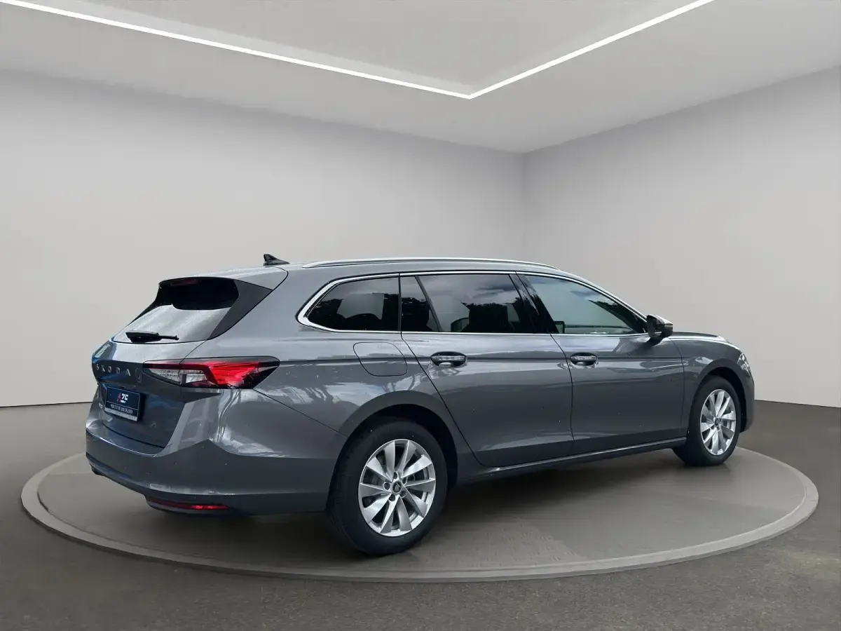 Neu Skoda Superb Selection 150 PS (110 kW) 2026 Graphitegrau metallic Kombi