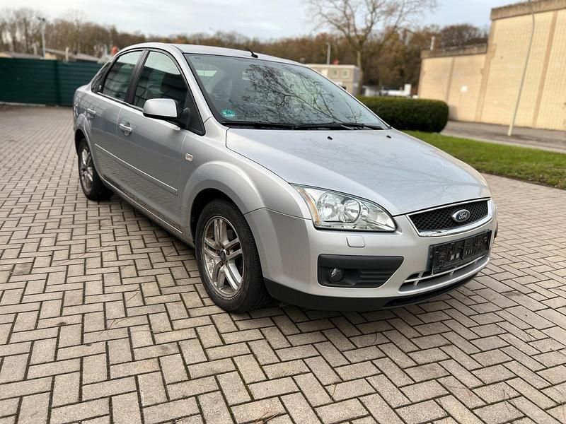 Gebraucht Ford Focus Ghia 101 PS (74 kW) 2005 Silber Limousine