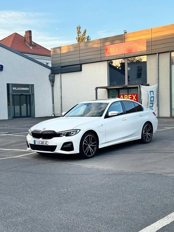 Weiß Gebraucht 2021 BMW 330 M Sport Limousine | 29.999 € (Guter Preis) - Bild 1/4