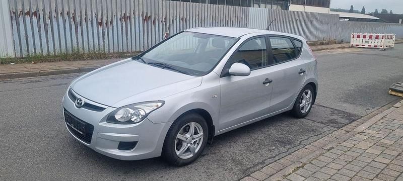 Silber Gebraucht 2011 Hyundai i30 Limousine | 2.300 € (Guter Preis) - Bild 1/4