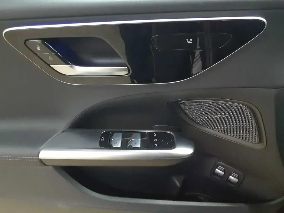 Gebraucht Mercedes C300e Avantgarde 204 PS (150 kW) 2023 Schwarz Kombi