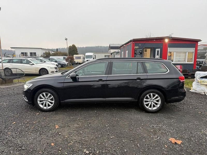 Deep black perleffekt Gebraucht 2017 VW Passat Comfortline Kombi | 15.400 € (Fairer Preis) - Bild 1/4