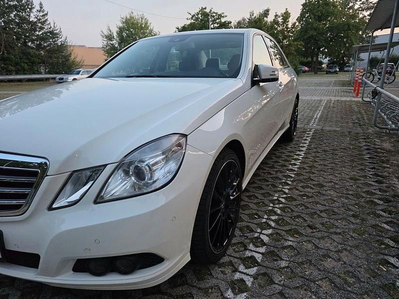 Weiß Gebraucht 2010 Mercedes E300 Limousine | 9.500 € (Guter Preis) - Bild 1/4
