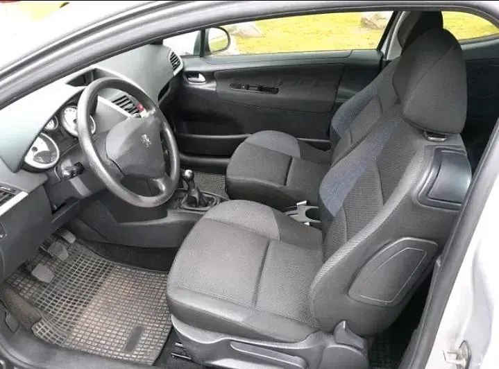 Gebraucht Peugeot 207 73 PS (53 kW) 2010 Silber Limousine