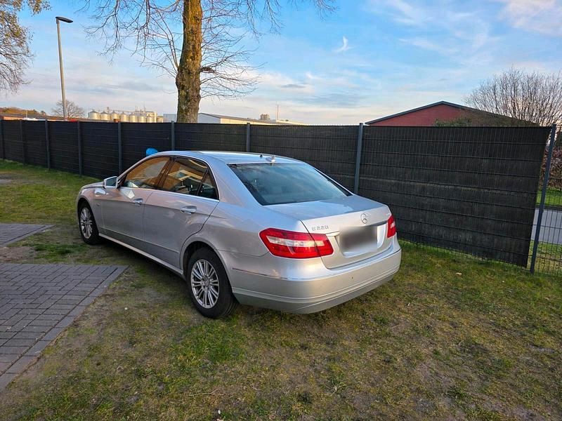 Gebraucht Mercedes E220 170 PS (125 kW) 2011 Silber Limousine