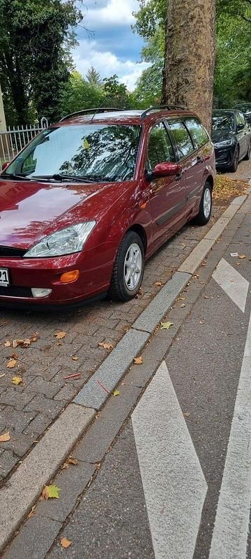 Rot Gebraucht 2001 Ford Focus Futura Kombi | 2.100 € (Fairer Preis) - Bild 1/1