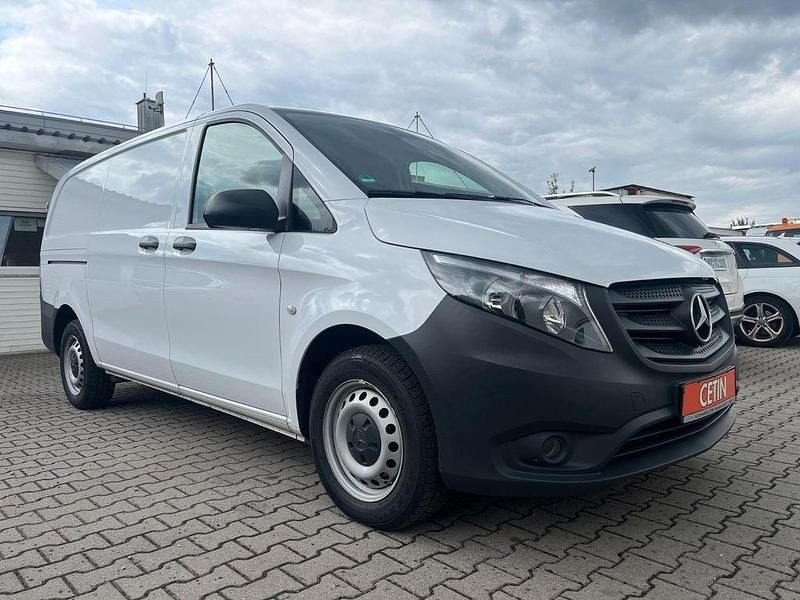 Weiß Gebraucht 2022 Mercedes Vito Van / Kleinbus | 15.990 € - Bild 1/4