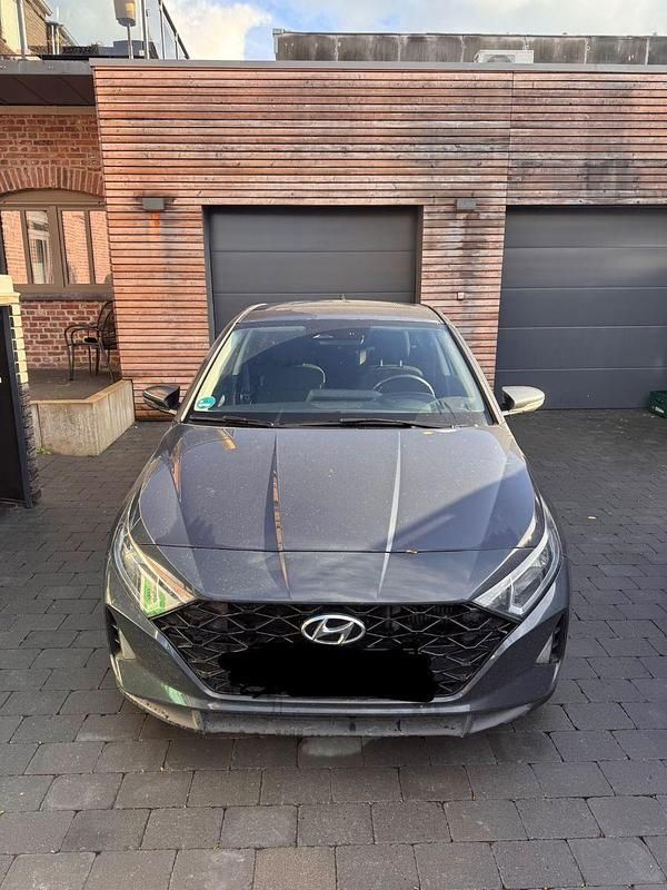 Grau Gebraucht 2021 Hyundai i20 Edition 30+ Kleinwagen | 16.000 € (Fairer Preis) - Bild 1/4