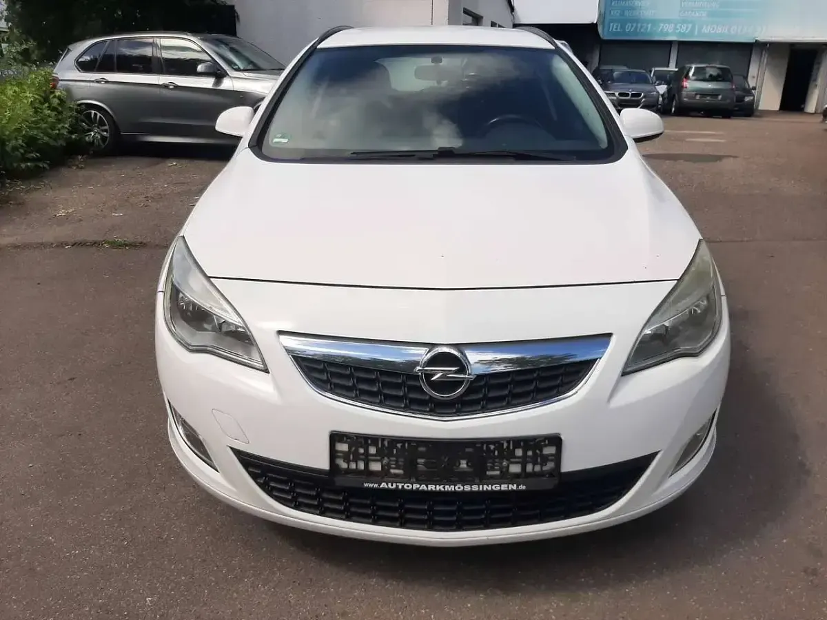 Gebraucht Opel Astra Selection 140 PS (102 kW) 2011 Weiß Kombi