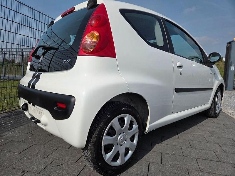 Gebraucht Peugeot 107 Style 68 PS (50 kW) 2011 Weiß Kleinwagen