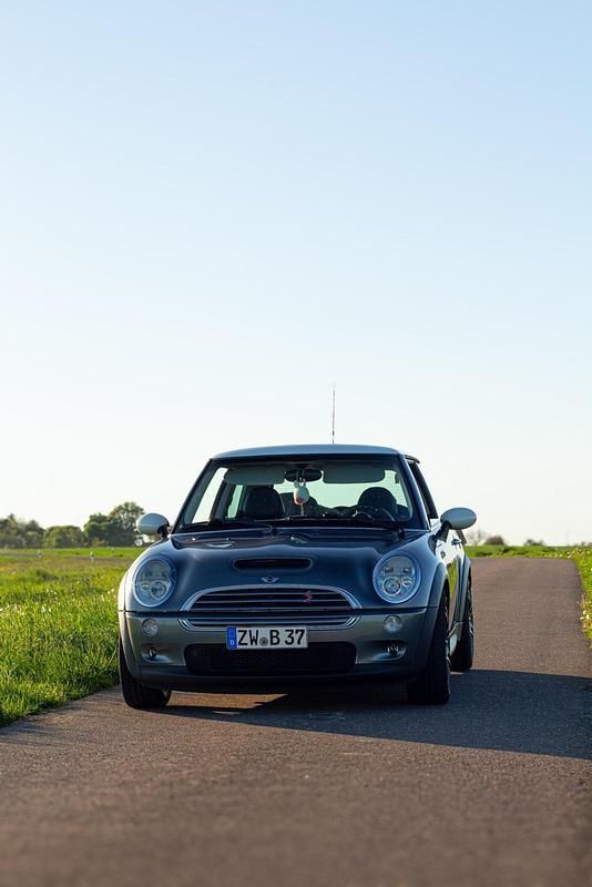 Grau Gebraucht 2004 Mini Cooper S Kleinwagen | 5.500 € (Teuer) - Bild 1/4
