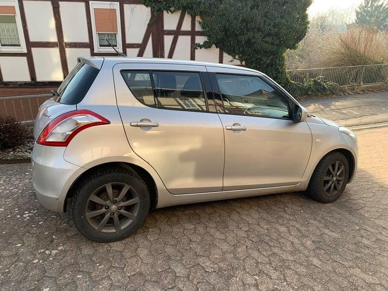 Silber Gebraucht 2013 Suzuki Swift Comfort Limousine | 4.000 € (Fairer Preis) - Bild 1/4