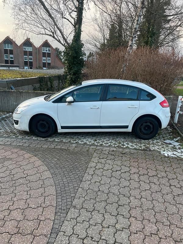 Weiß Gebraucht 2010 Citroën C4 Limousine | 2.200 € - Bild 1/4