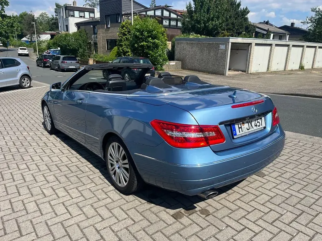 Gebraucht Mercedes E200 Avantgarde 184 PS (135 kW) 2010 Blau Cabrio