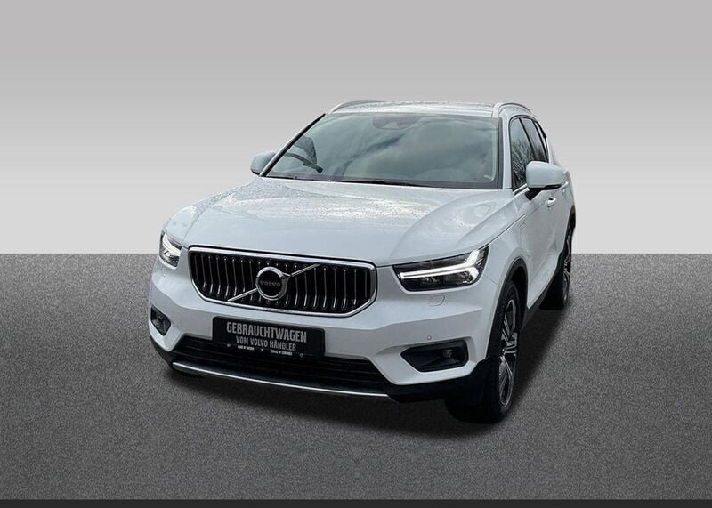 Crystal white metallic Gebraucht 2021 Volvo XC40 Inscription SUV | 31.998 € (Fairer Preis) - Bild 1/4