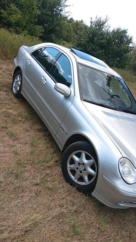 Silber Gebraucht 2003 Mercedes C180 Limousine | 900 € (Fairer Preis) - Bild 1/4