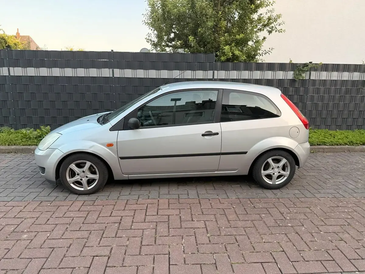 Gebraucht Ford Fiesta 69 PS (50 kW) 2005 Silber Kleinwagen