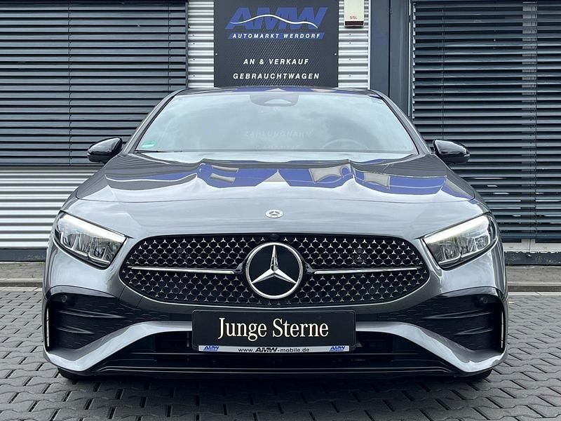 Grau Gebraucht 2023 Mercedes A200 AMG line Kleinwagen | 29.800 € (Guter Preis) - Bild 1/4