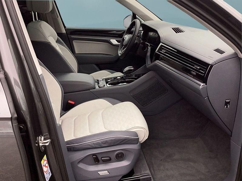 Gebraucht VW Touareg 286 PS (210 kW) 2024 Grau SUV