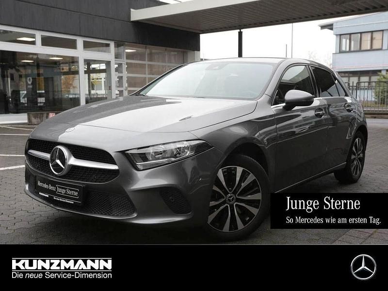Mountaingrau metallic Gebraucht 2022 Mercedes A250 Style Limousine | 24.090 € (Guter Preis) - Bild 1/4