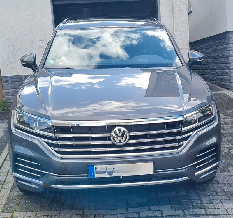 Grau Gebraucht 2019 VW Touareg SUV | 38.900 € (Superpreis) - Bild 1/4