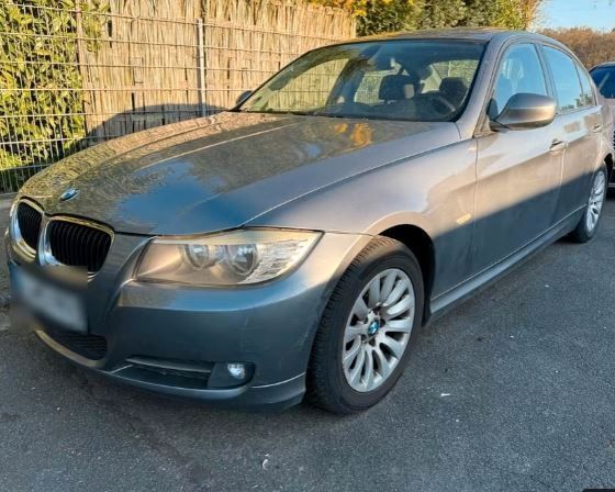 Grau Gebraucht 2009 BMW 318 Limousine | 4.799 € (Fairer Preis) - Bild 1/4