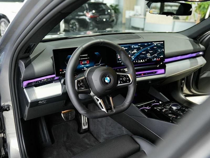 Gebraucht BMW 520 M Sport 208 PS (152 kW) 2025 Oxidgrau Limousine
