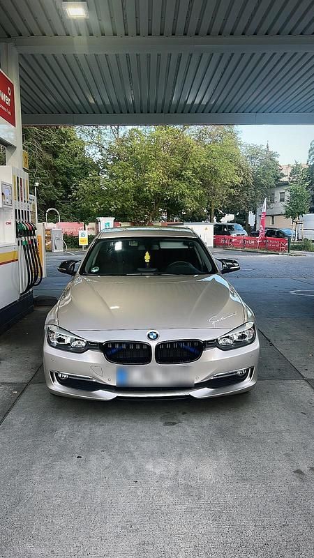 Silber Gebraucht 2015 BMW 318 Limousine | 11.500 € (Guter Preis) - Bild 1/4
