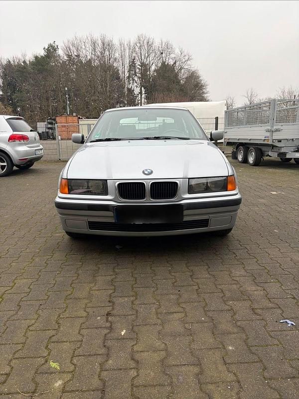 Gebraucht BMW 318 140 PS (102 kW) 1997 Grau Limousine